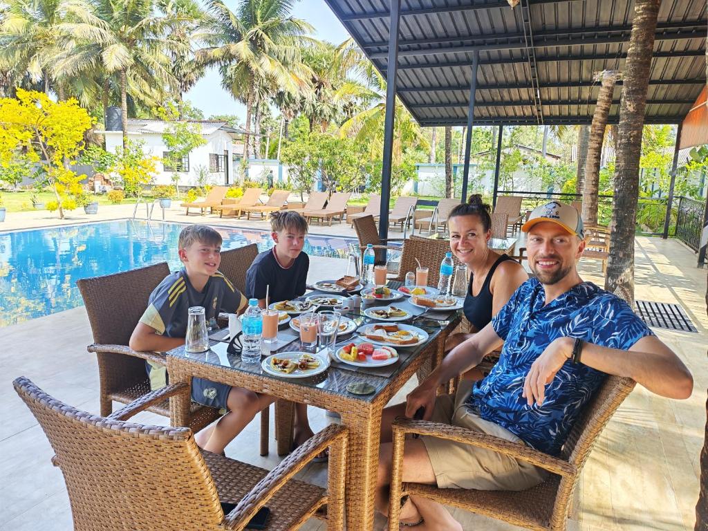 Family breakfast poolside