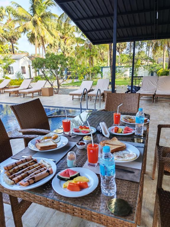 Breakfast laid out by the pool